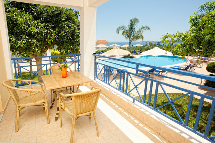 Imagen de la piscina del Hotel Colonides Beach. Foto 14