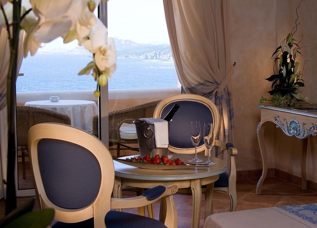 Imagen del bar/restaurante del Hotel Colonna Resort. Foto 2