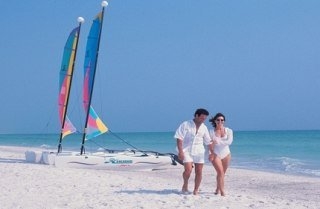 Imagen de los exteriores del Hotel Colony Beach & Tennis Resort. Foto 6