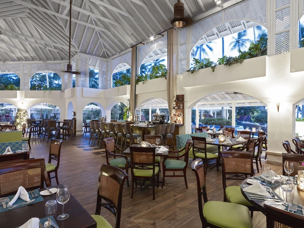 Imagen del bar/restaurante del Hotel Colony Club By Elegant Hotels. Foto 2