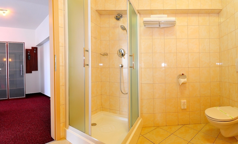 Imagen de la habitación del Hotel Color. Foto 6