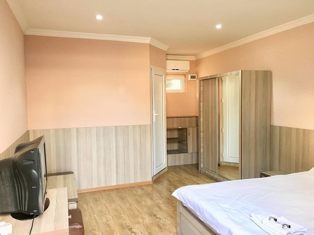 Imagen de la habitación del Hotel Colosseo, Tbilisi. Foto 11