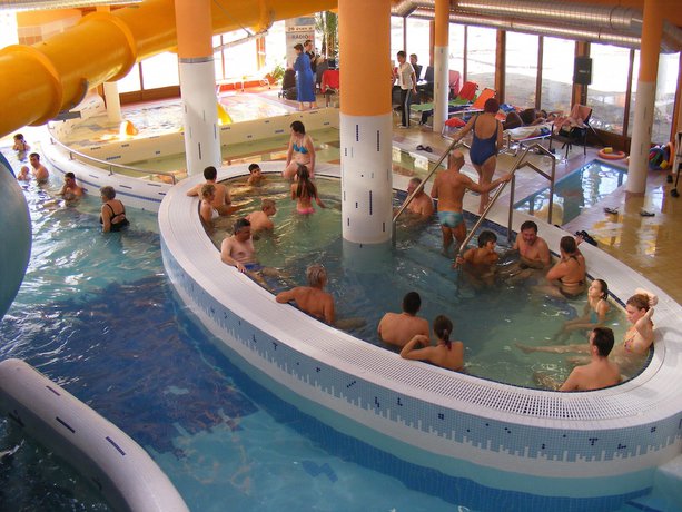 Imagen de la piscina del Hotel Colosseum M&oacute;rahalom. Foto 17