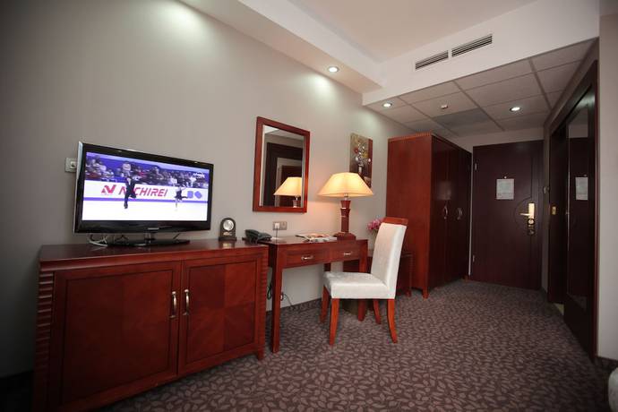 Imagen de la habitación del Hotel Colosseum M&oacute;rahalom. Foto 6
