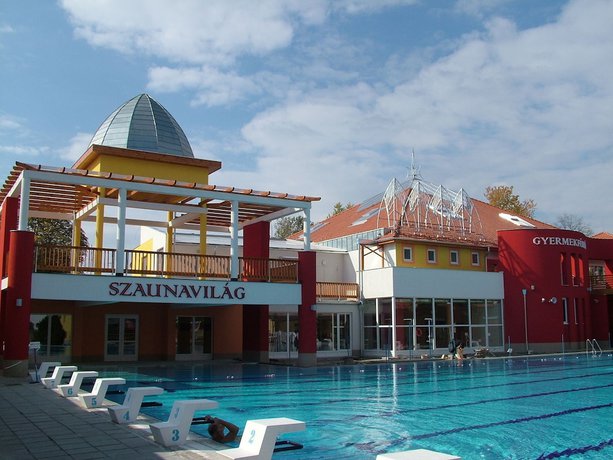 Imagen de la piscina del Hotel Colosseum M&oacute;rahalom. Foto 19