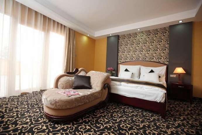 Imagen de la habitación del Hotel Colosseum M&oacute;rahalom. Foto 12