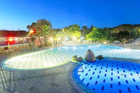 Imagen de la piscina del Hotel Colostrai. Foto 11