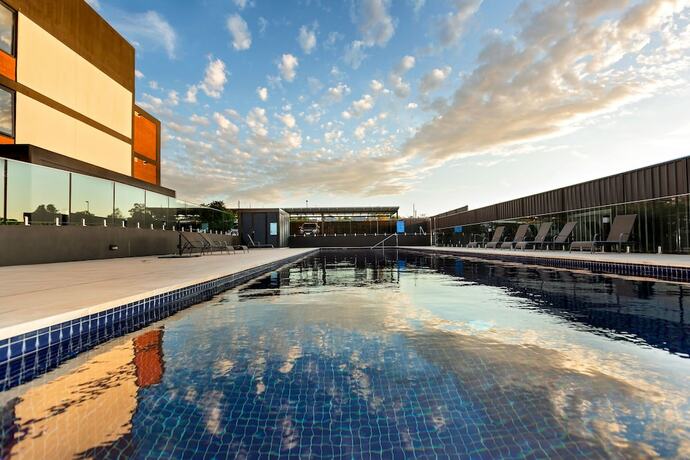 Imagen de la piscina del Hotel Colour and Swank at the Mill in the Heart of the CBD. Foto 19