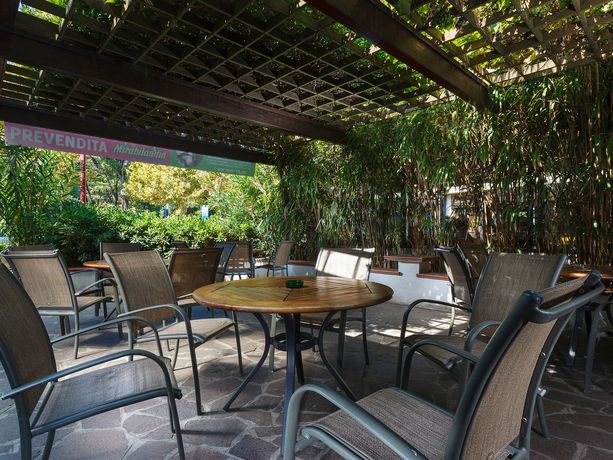 Imagen de los exteriores del Hotel Columbia, Marina Romea. Foto 12