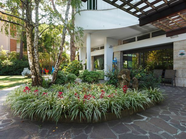 Imagen de los exteriores del Hotel Columbia, Marina Romea. Foto 13