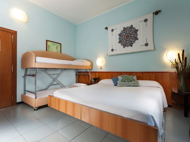 Imagen general del Hotel Columbia, Marina Romea. Foto 2