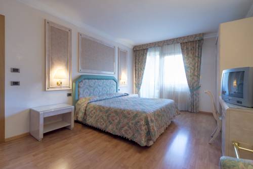 Imagen de la habitación del Hotel Comano Cattoni Holiday. Foto 8