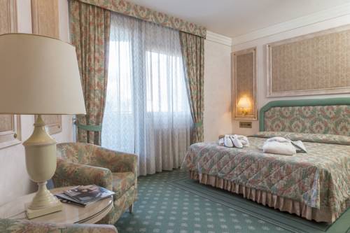 Imagen de la habitación del Hotel Comano Cattoni Holiday. Foto 9