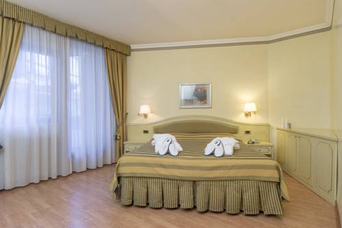 Imagen de la habitación del Hotel Comano Cattoni Holiday. Foto 11