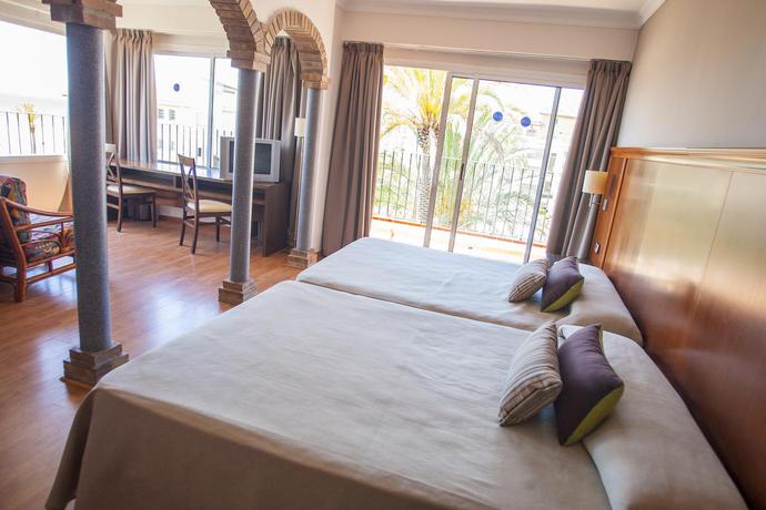 Imagen de la habitación del Hotel Comarruga Platja. Foto 3