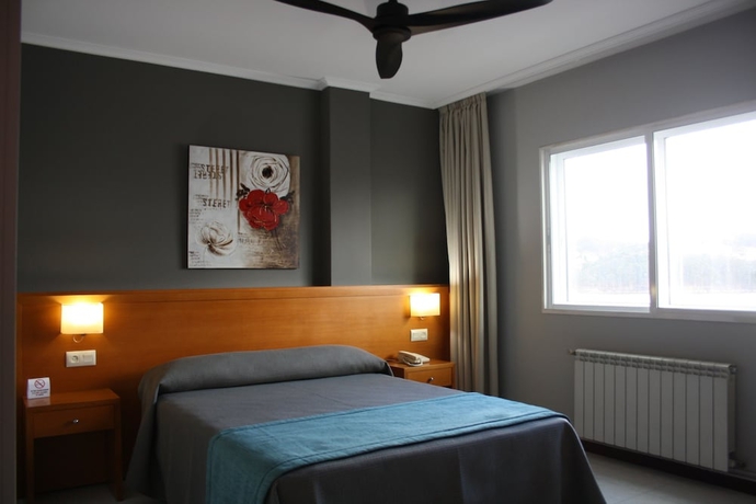 Imagen de la habitación del Hotel Combarro. Foto 6