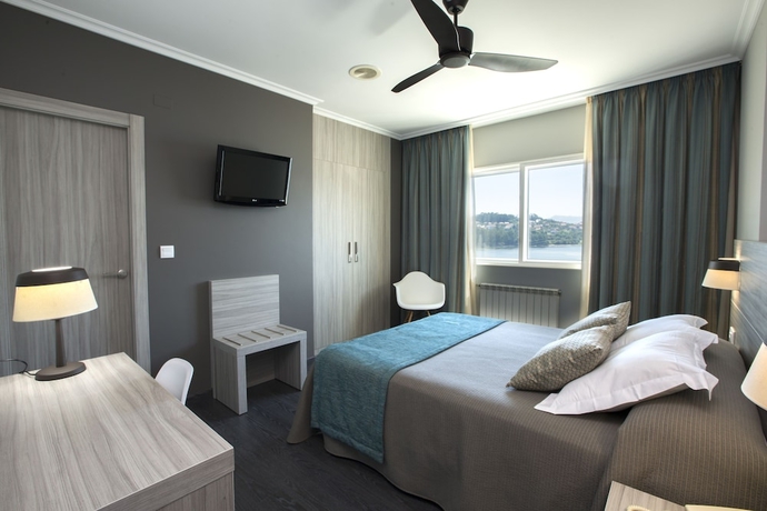 Imagen de la habitación del Hotel Combarro. Foto 13