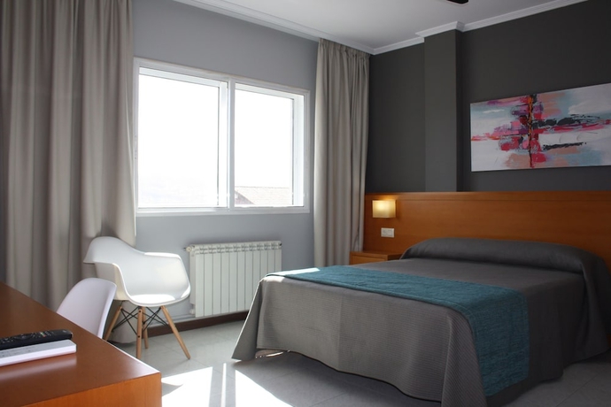 Imagen de la habitación del Hotel Combarro. Foto 16