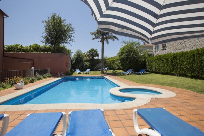 Imagen de la piscina del Hotel Combarro. Foto 18