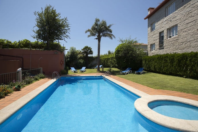 Imagen de la piscina del Hotel Combarro. Foto 19