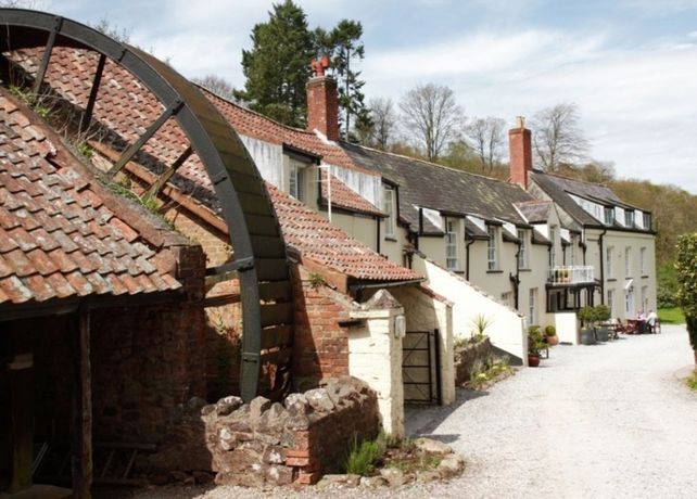 Imagen de los exteriores del Hotel Combe House. Foto 16