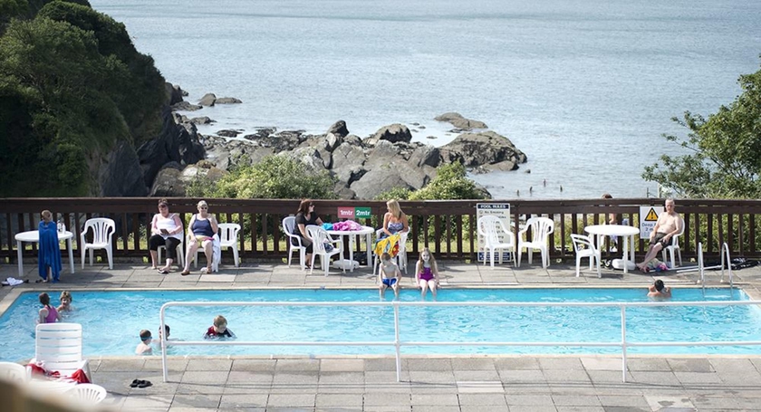 Imagen de la piscina del Hotel Combe Martin Beach Holiday Park. Foto 13