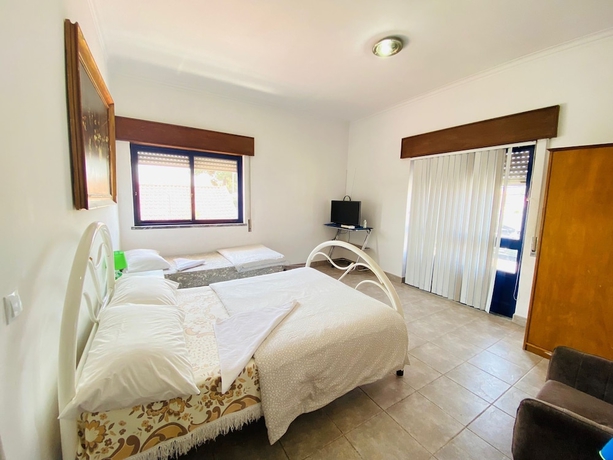 Imagen de la habitación del Hotel Come Inn Sesimbra. Foto 2
