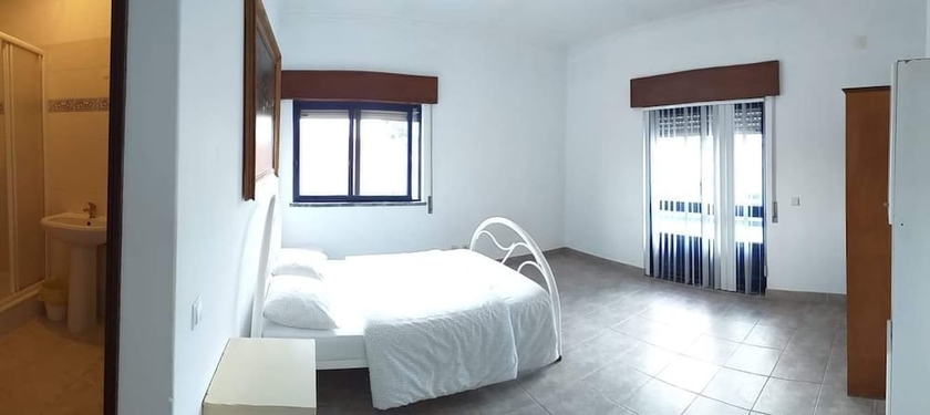 Imagen de la habitación del Hotel Come Inn Sesimbra. Foto 4