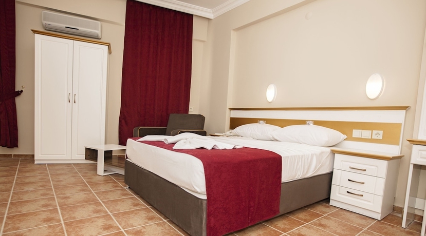 Imagen de la habitación del Hotel Comet Deluxe. Foto 1