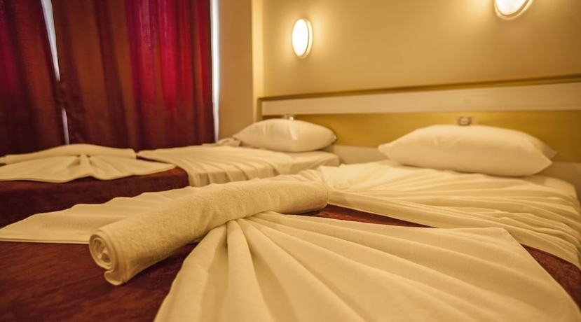 Imagen de la habitación del Hotel Comet Deluxe. Foto 2