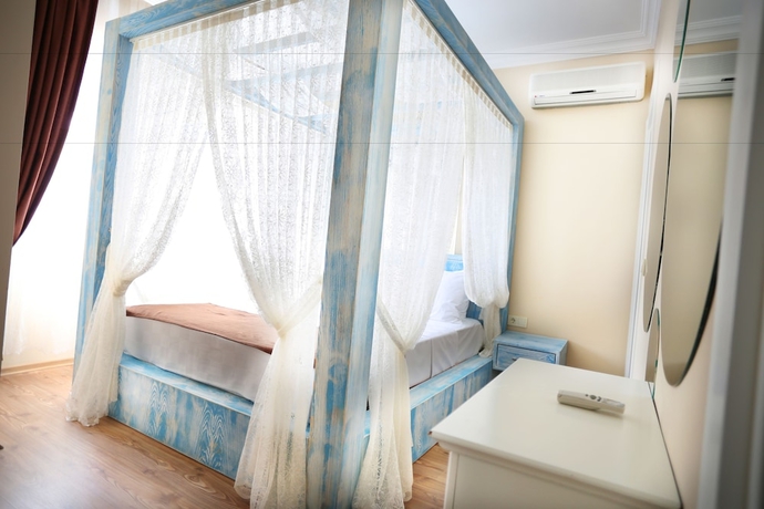 Imagen de la habitación del Hotel Comet Deluxe. Foto 14