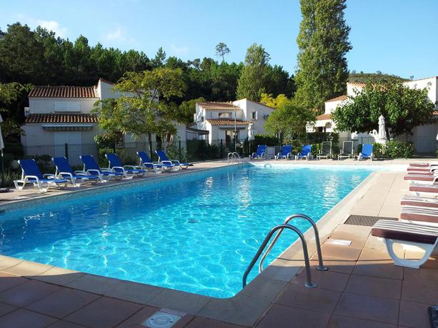 Imagen de la piscina del Hotel Comfort Aparthotel Mandelieu la Napoule Village. Foto 9