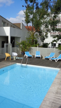 Imagen de la piscina del Hotel Comfort Aparthotel Saint-Nazaire Les Portes de l Ocean. Foto 12