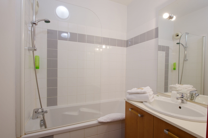 Imagen de la habitación del Hotel Comfort Aparthotel Saint-Nazaire Les Portes de l Ocean. Foto 7