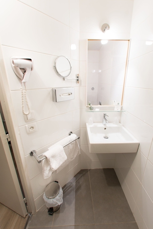 Imagen de la habitación del Hotel Comfort Hotel Cergy Pontoise. Foto 11