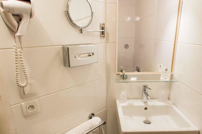 Imagen de la habitación del Hotel Comfort Hotel Cergy Pontoise. Foto 17