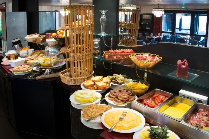 Imagen del bar/restaurante del Hotel Comfort Hotel Cergy Pontoise. Foto 2