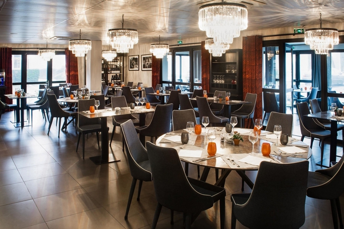 Imagen del bar/restaurante del Hotel Comfort Hotel Cergy Pontoise. Foto 5