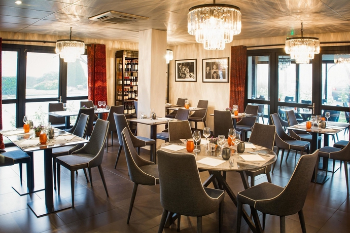 Imagen del bar/restaurante del Hotel Comfort Hotel Cergy Pontoise. Foto 7