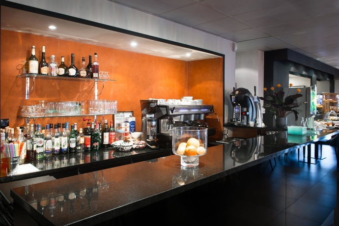 Imagen del bar/restaurante del Hotel Comfort Hotel Cergy Pontoise. Foto 8