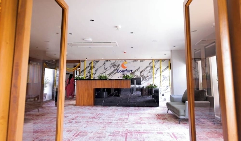 Imagen de los interiores del Hotel Comfort INN Empire Morbi. Foto 16