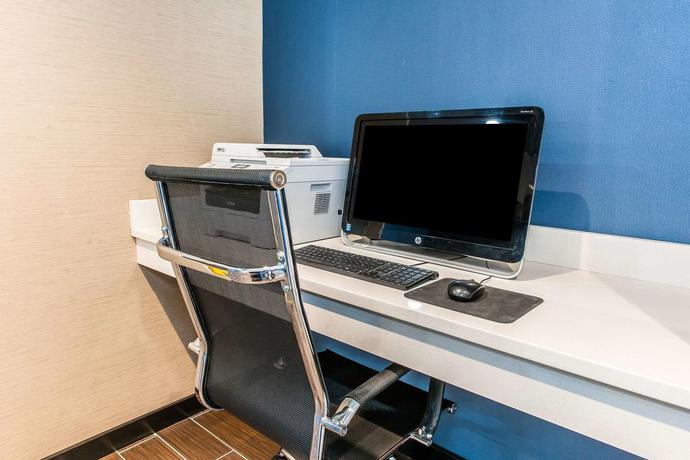 Imagen de los interiores del Hotel Comfort Inn Airport, Indian&aacute;polis. Foto 10