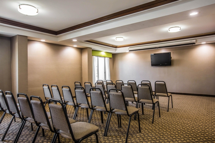 Imagen de los interiores del Hotel Comfort Inn Airport, Manchester. Foto 11