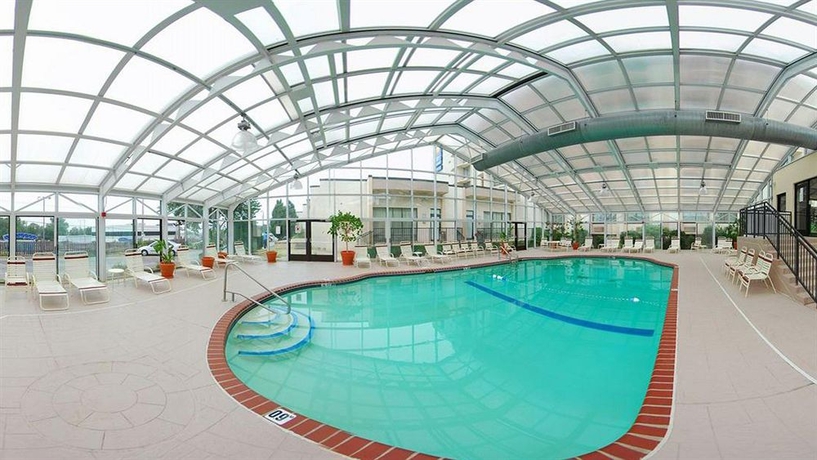 Imagen de la piscina del Hotel Comfort Inn Airport and Conference Center. Foto 5