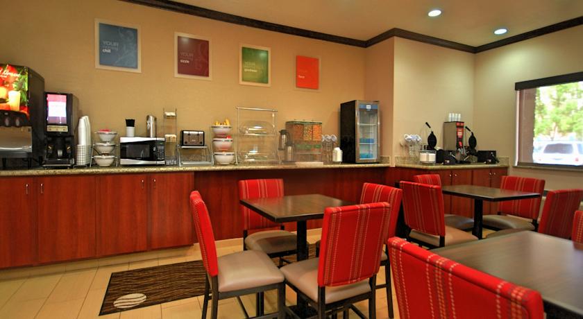 Imagen del bar/restaurante del Hotel Comfort Inn Albuquerque Airport. Foto 2