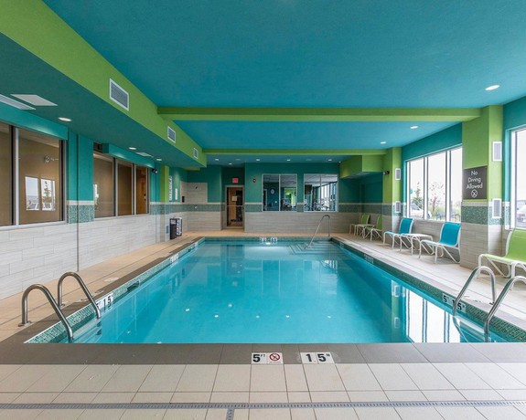 Imagen de la piscina del Hotel Comfort Inn And Suites Airport North. Foto 20