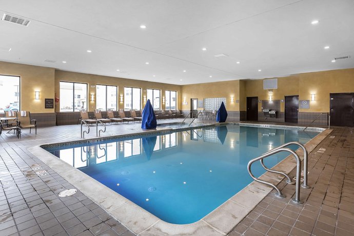 Imagen de la piscina del Hotel Comfort Inn And Suites, Allen Park. Foto 19