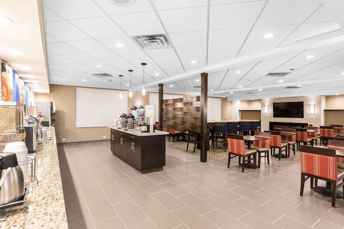 Imagen del bar/restaurante del Hotel Comfort Inn And Suites, Allen Park. Foto 8