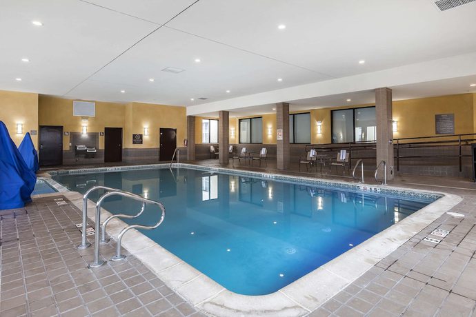 Imagen de la piscina del Hotel Comfort Inn And Suites, Allen Park. Foto 20