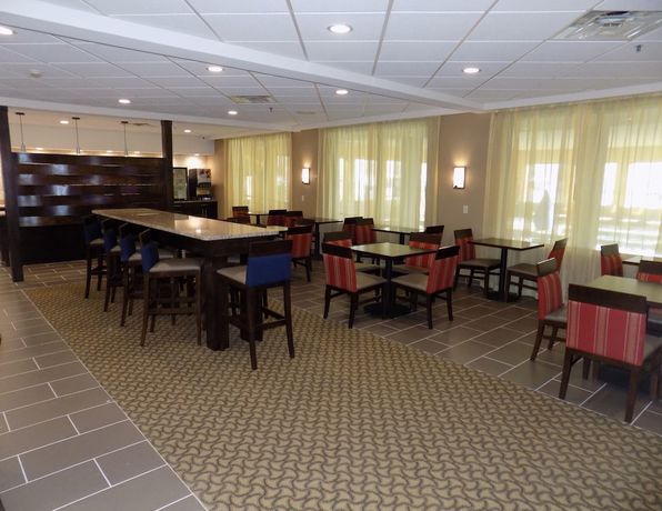 Imagen del bar/restaurante del Hotel Comfort Inn And Suites, Allen Park. Foto 9